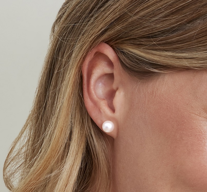8,0–8,5 mm weiße Akoya-Rundperlen-Ohrstecker – Modellbild