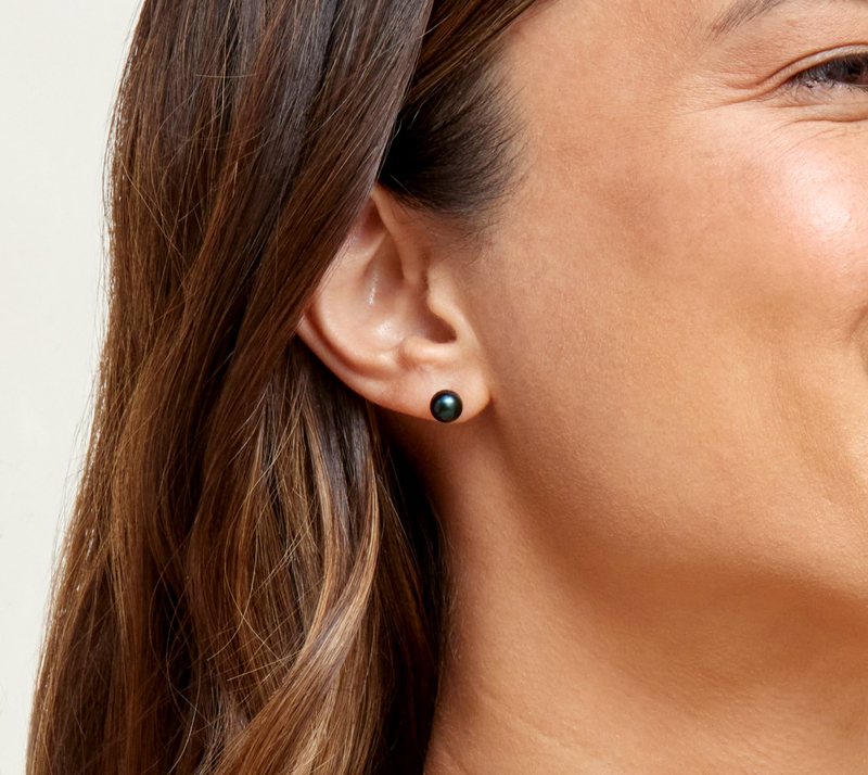 6,5–7,0 mm schwarze Akoya-Rundperlen-Ohrstecker – Modellbild