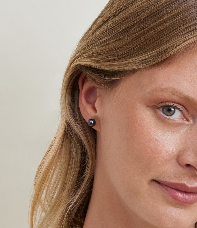 7,5–8,0 mm schwarze Akoya-Rundperlen-Ohrstecker – Modellbild