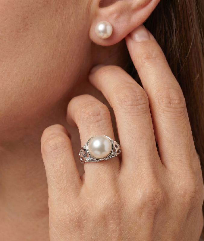 Ring mit weißer Südseeperle und Diamanten – Modellbild
