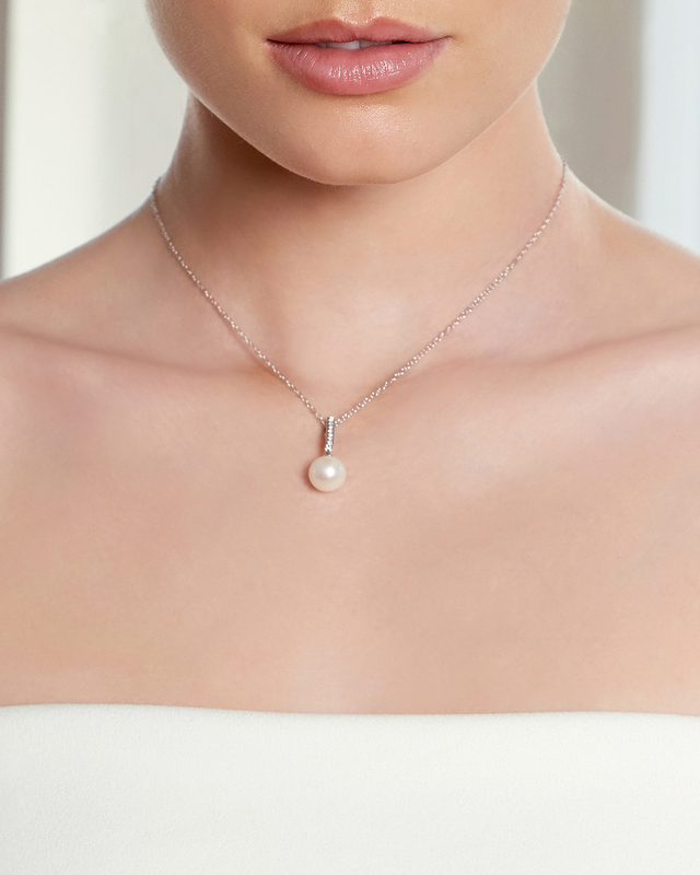 Das Model trägt einen Diamant-Anhänger mit 9–10 mm großen Perlen in AAAA-Qualität