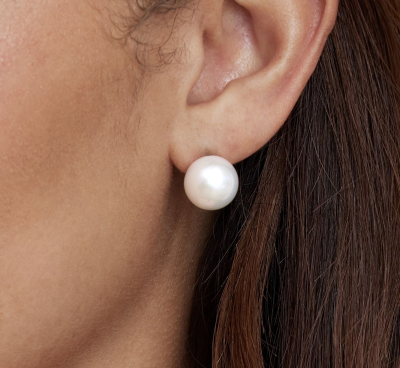12 mm weiße Süßwasser-Rundperlen-Ohrstecker – Modellbild