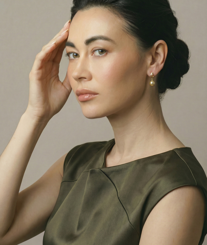 14-karätige Gold-Ohrringe „Golden Pearl & Diamond Symphony“ – Modellbild