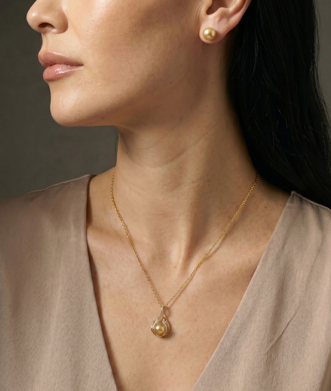 Layla-Anhänger mit goldener Südseeperle und Diamanten – Modellbild