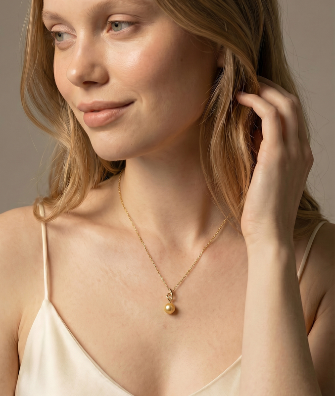 Golden Pearl & Diamond Lois Anhänger – Modellbild