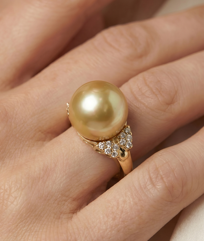 Nora-Ring mit goldener Südseeperle und Diamanten – Zweites Bild