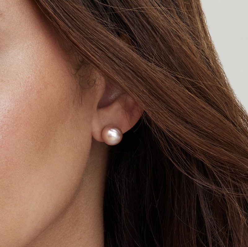 10 mm rosa runde Süßwasserperlen-Ohrstecker – Modellbild