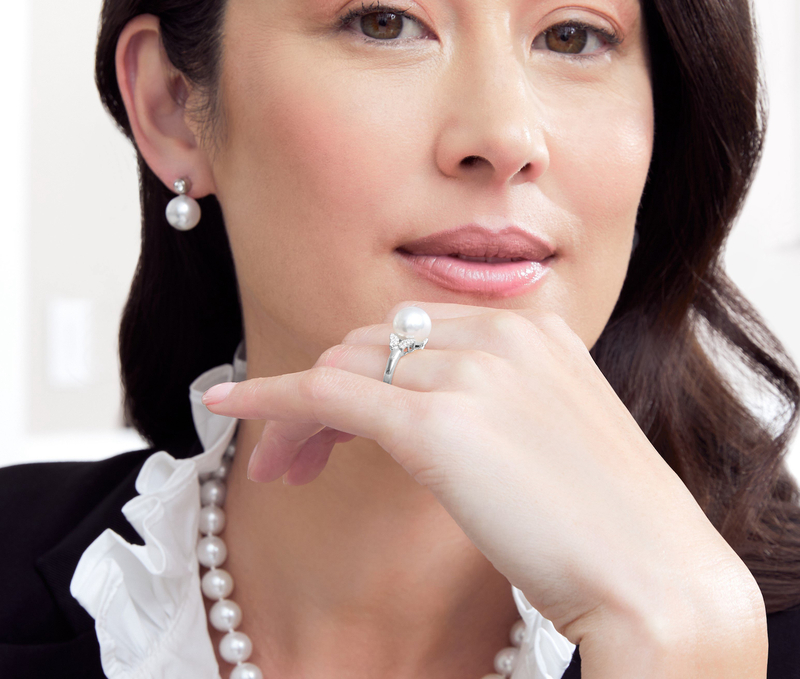 Ring „Nora“ mit weißer Südseeperle und Diamanten – Modellbild
