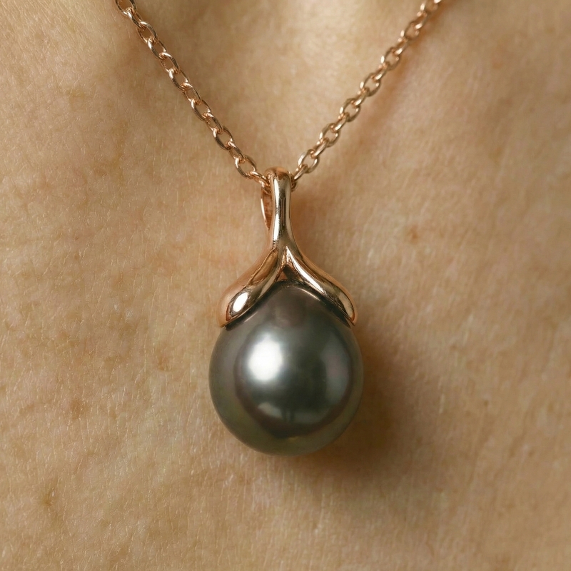 10–11 mm Tahiti-Südseeperle, rosévergoldeter Olivenanhänger – Zweites Bild