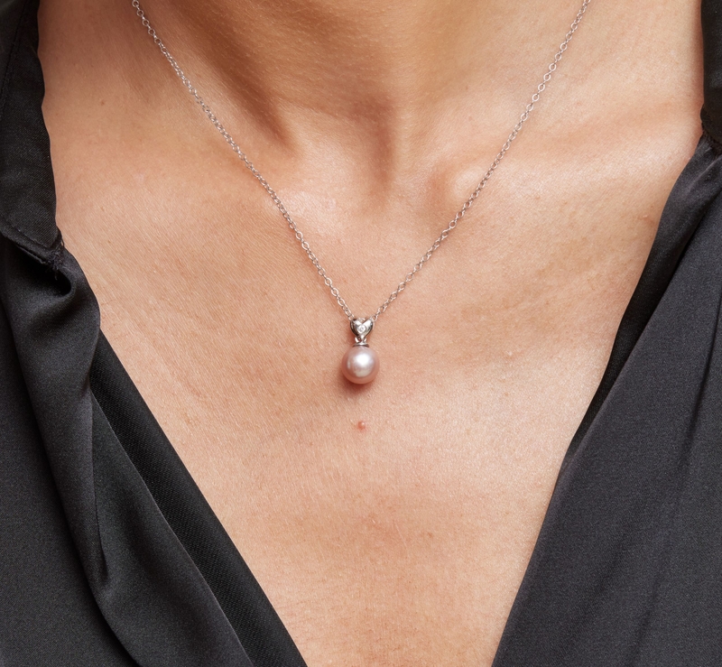 Anhänger „Lev“ mit rosa Süßwasserperle und Diamanten – Modellbild