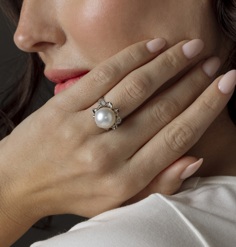 Südseeperlen- und Diamant-Robin-Ring – Modellbild