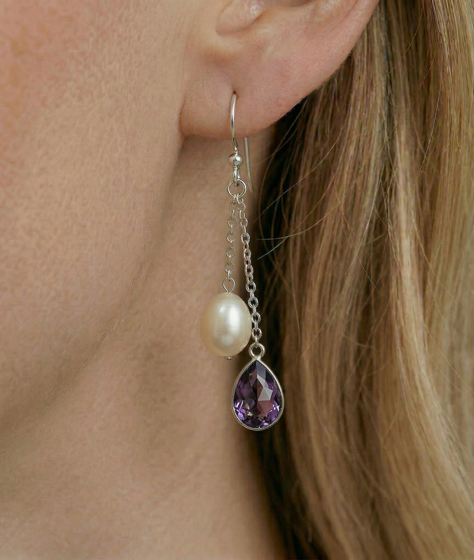 Ohrringe mit weißen Süßwasser-Zuchtperlen in Tropfenform und Amethyst – Zweites Bild