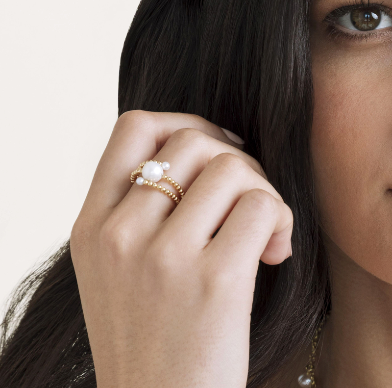 Shay-Ring aus 18 Karat Weißgold mit Süßwasserperlen – Modellbild