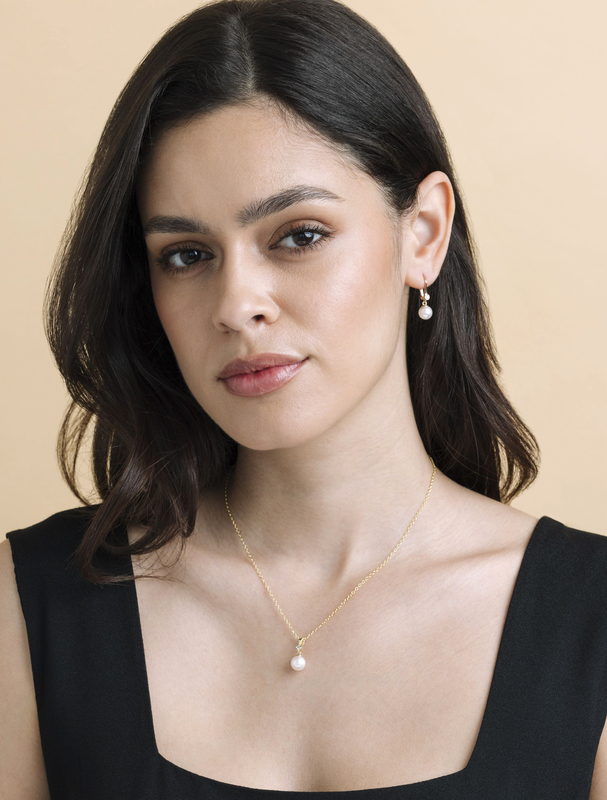 14-karätiges Weißgold-Set mit Akoya-Zuchtperlen und Diamanten von Michelle Jewelry – Modellbild