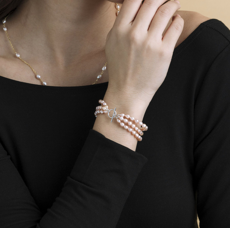 Armband mit drei 4–5 mm großen ovalen rosa Süßwasserperlen – Modellbild