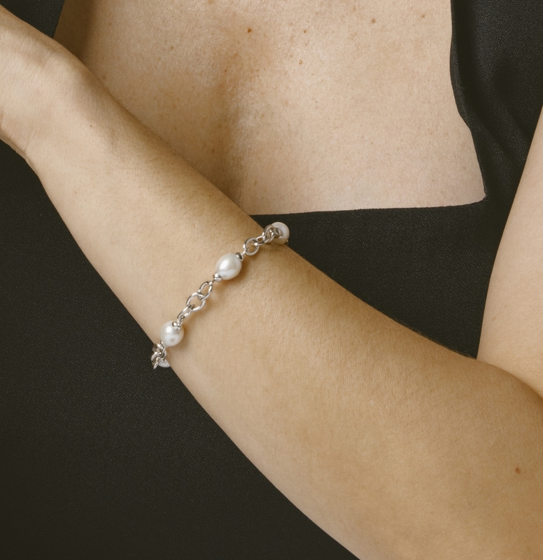 Armband mit weißen Süßwasser-Barockperlen von Miren – Modellbild