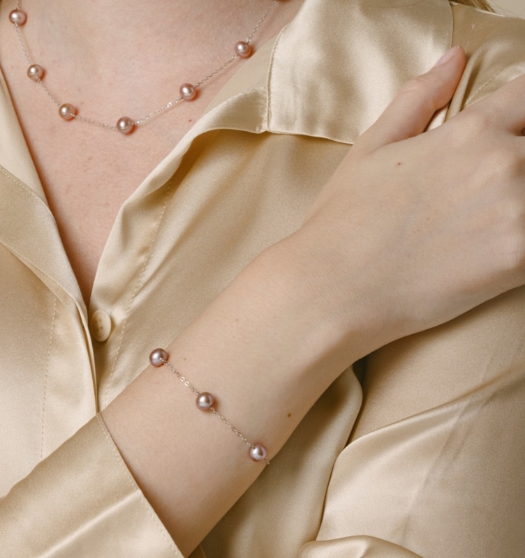 Armband aus 14-karätigem Roségold mit Süßwasserperlen – Modellbild