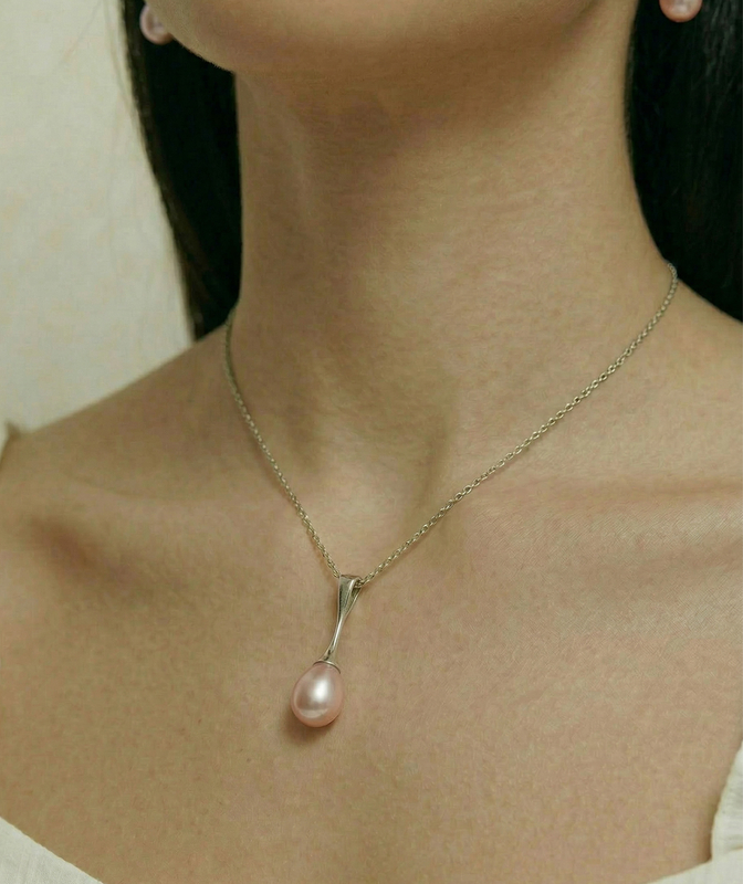 Langer Anhänger mit rosa Süßwasserperle in Tropfenform – Modellbild