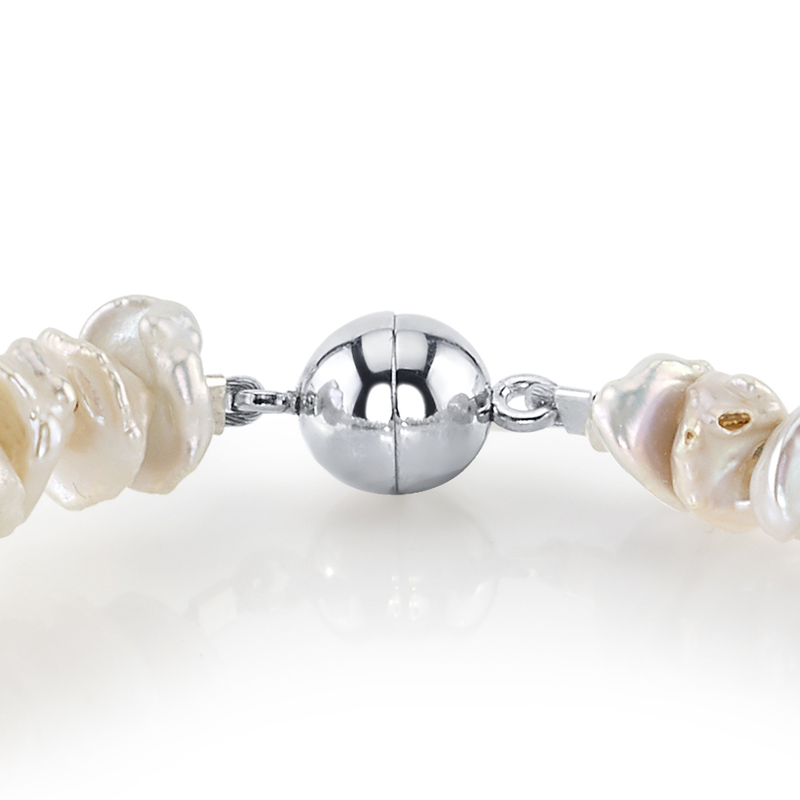 Armband aus weißen Keshi-Süßwasserperlen, 8,0–8,5 mm – Modellbild