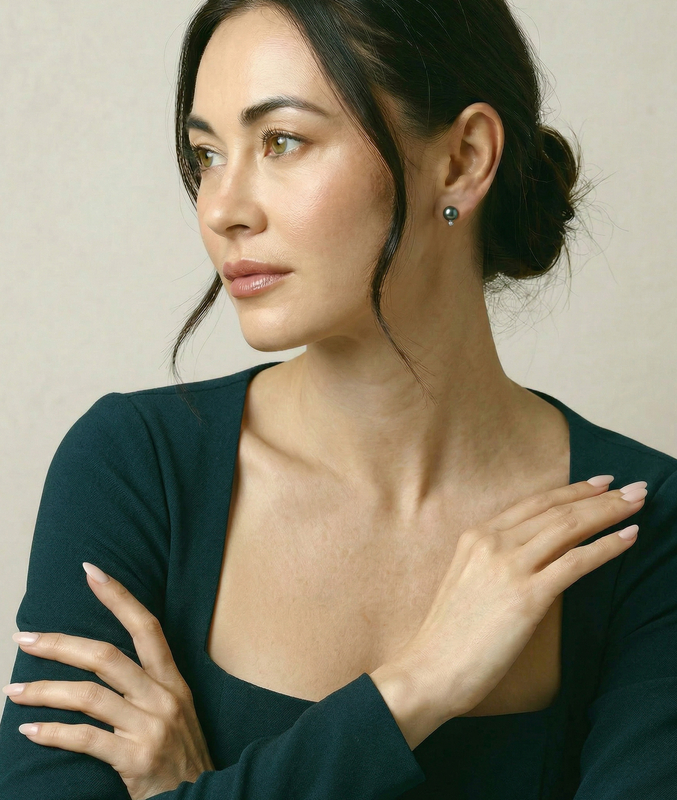 Sasha-Ohrringe mit tahitischen Südseeperlen und Diamanten – Modellbild