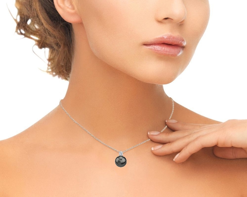 Ellie-Anhänger mit tahitischer Südseeperle und Diamanten – Modellbild