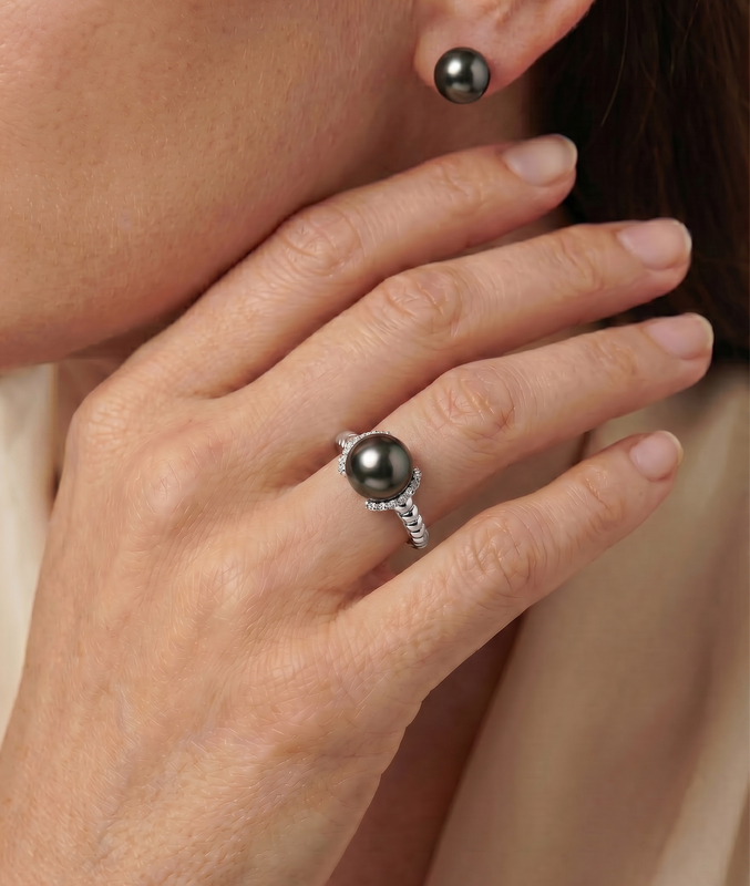 Jackie-Ring mit tahitianischer Südseeperle und Diamanten – Modellbild