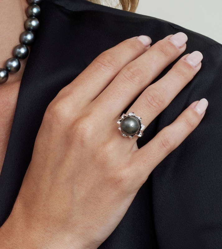 Tahiti-Südseeperlen- und Diamant-Robin-Ring – Modellbild
