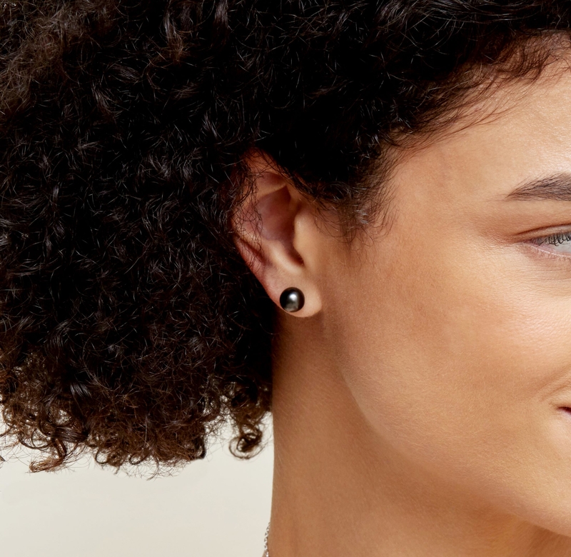 8-mm-Ohrstecker mit runden Tahiti-Südseeperlen – Modellbild