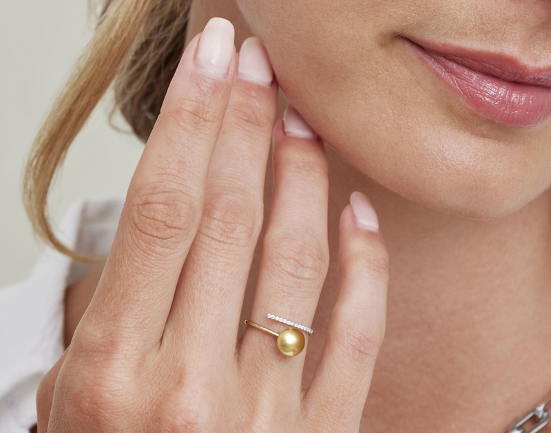 Valentina-Ring mit goldener Südseeperle und Diamanten – Modellbild