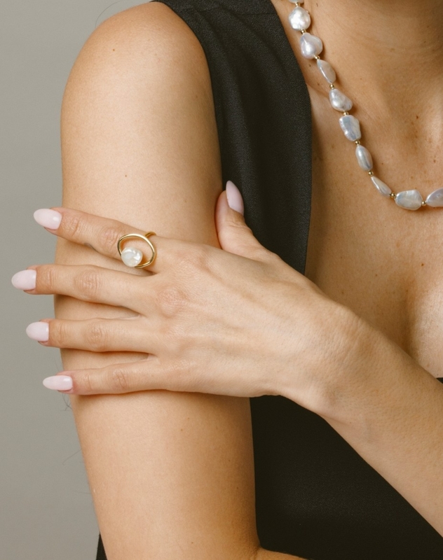 Weißer Süßwasser-Barockperlen-Monroe-Ring – Modellbild