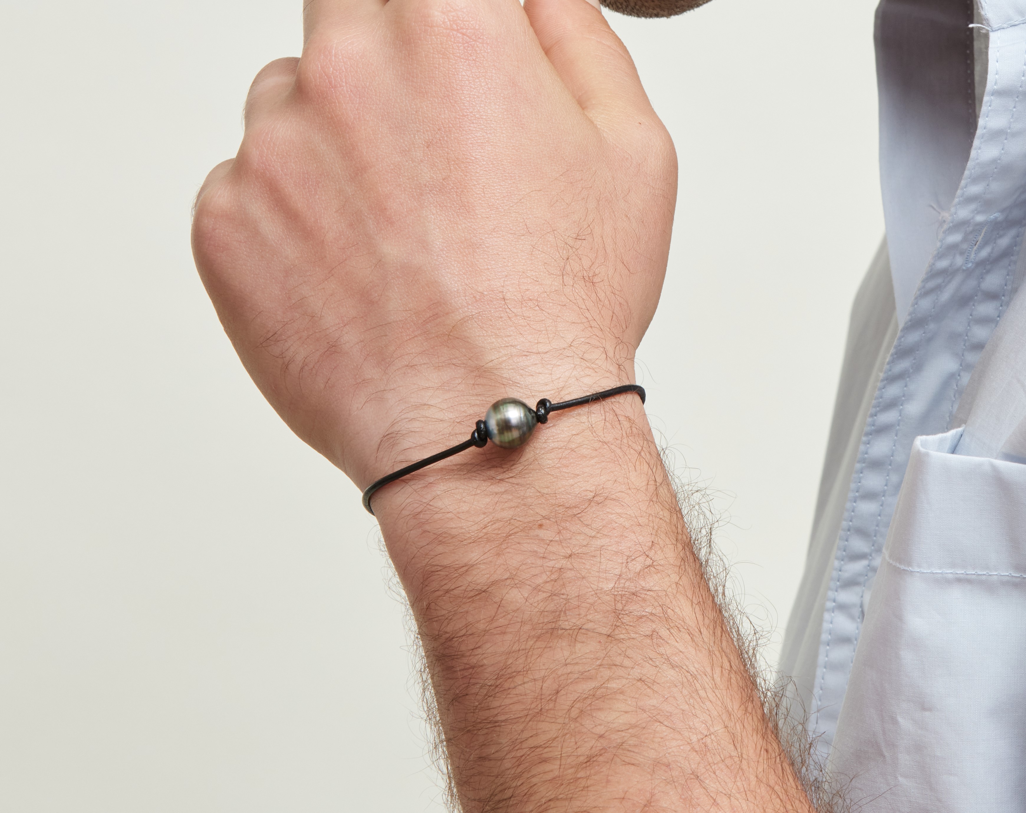 Lederarmband mit tahitischen Südsee-Barockperlen für Herren – Modellbild