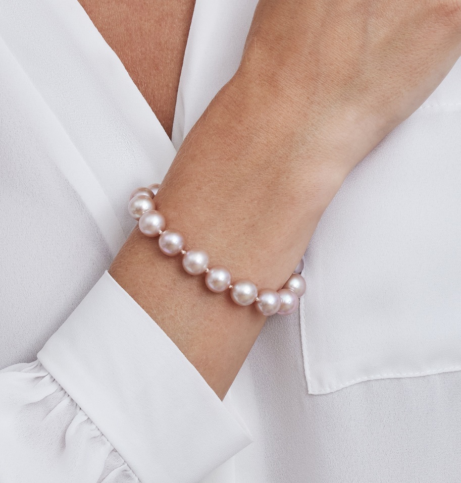 Armband aus rosa Süßwasserperlen, 10,5–11,5 mm – AAAA-Qualität – Modellbild