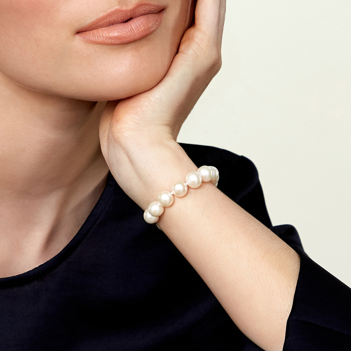 Armband aus weißen Süßwasserperlen, 10,5–11,5 mm – AAA-Qualität – Modellbild