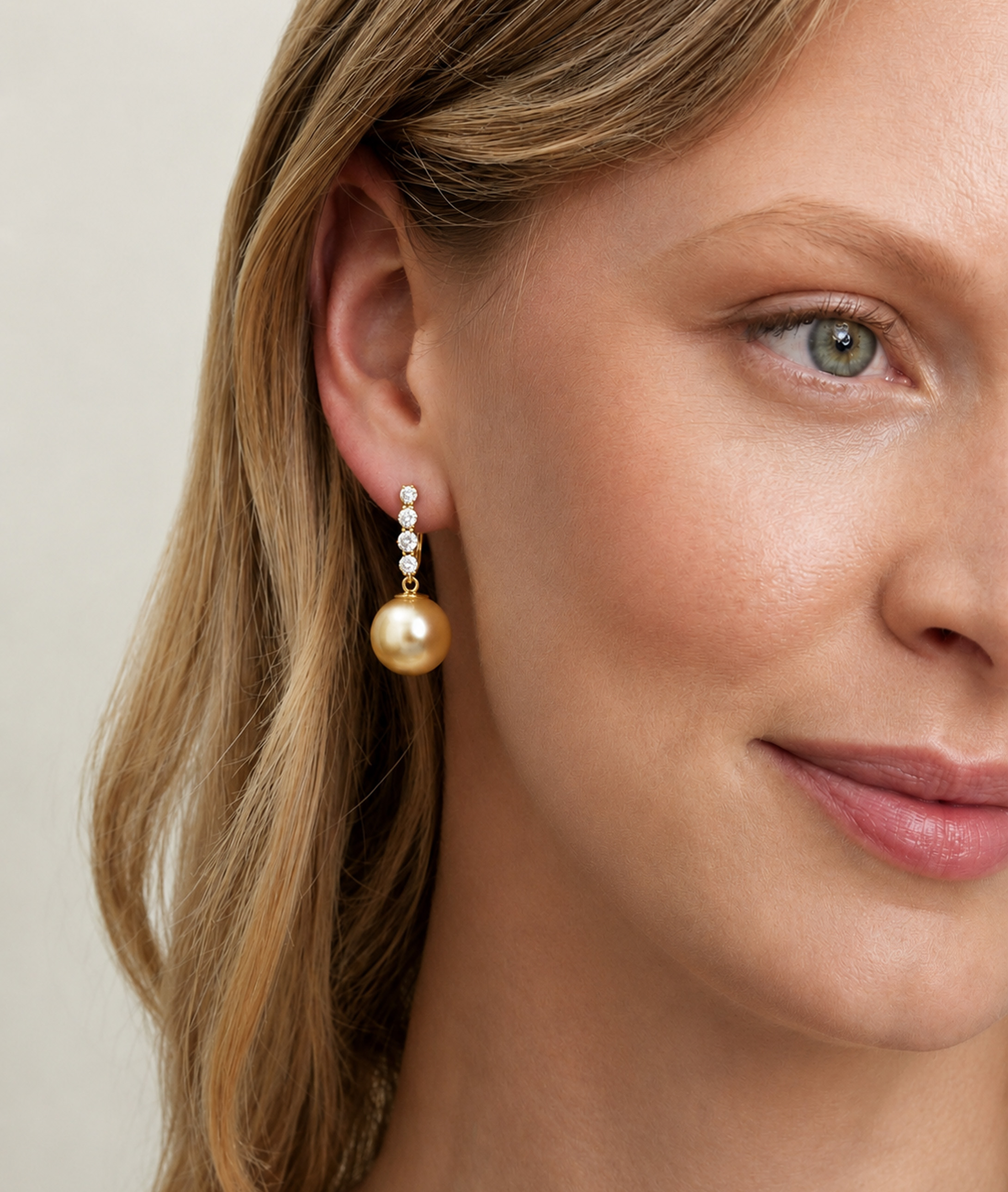 Ohrringe „Belle“ mit goldener Südseeperle und Diamanten – Modellbild