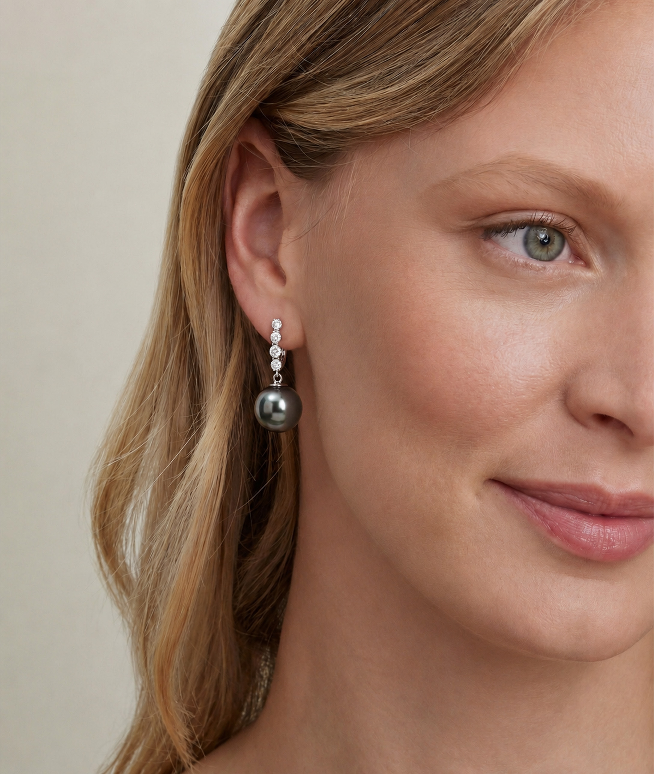 Ohrringe „Belle“ mit tahitischen Südseeperlen und Diamanten – Modellbild
