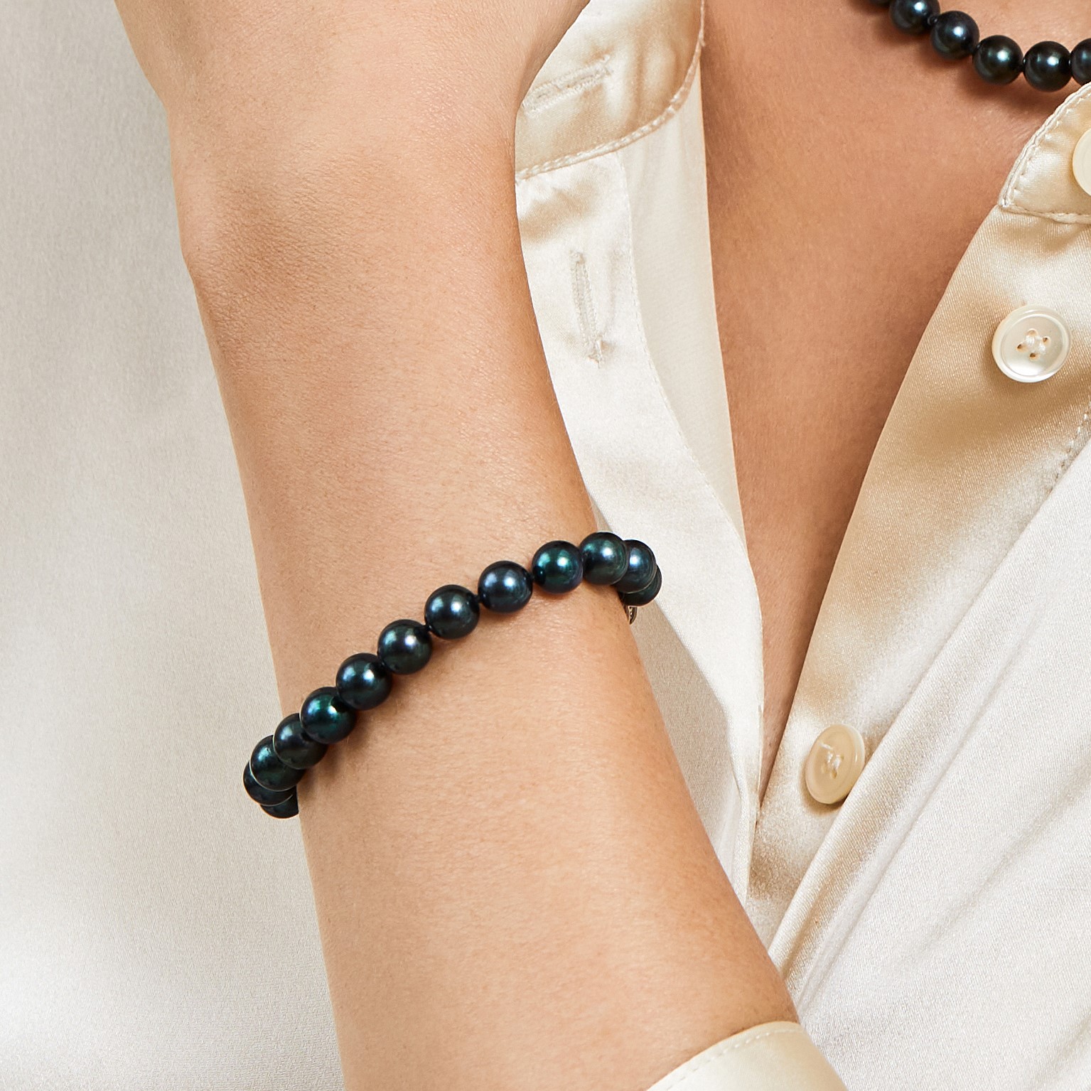 Armband mit 6,5–7,0 mm großen Akoya-Schwarzperlen – Modellbild