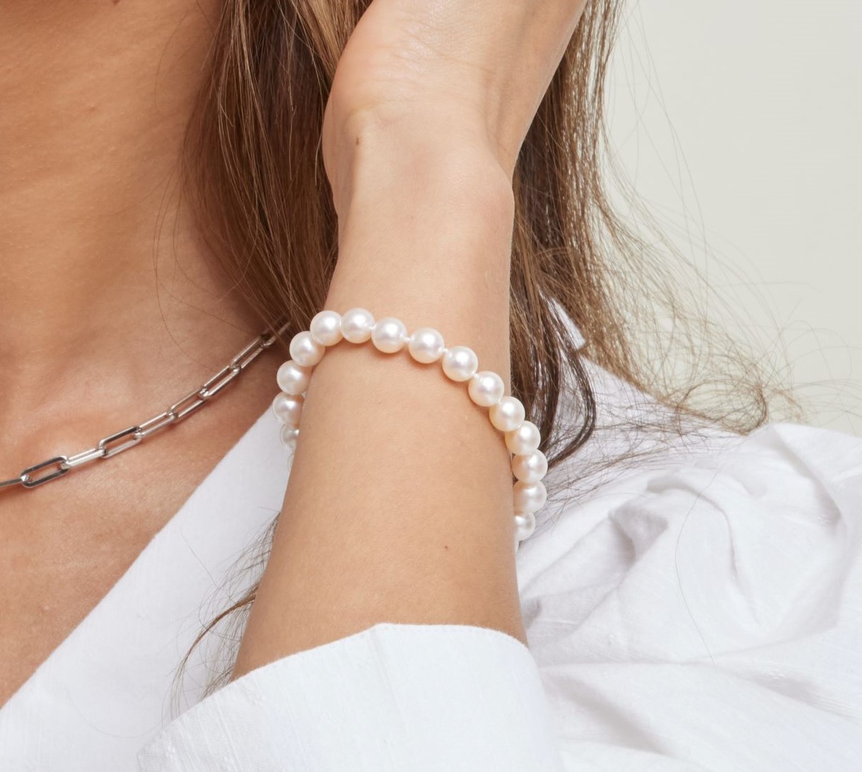 Armband aus 7,0–7,5 mm großen weißen Akoya-Perlen – Modellbild