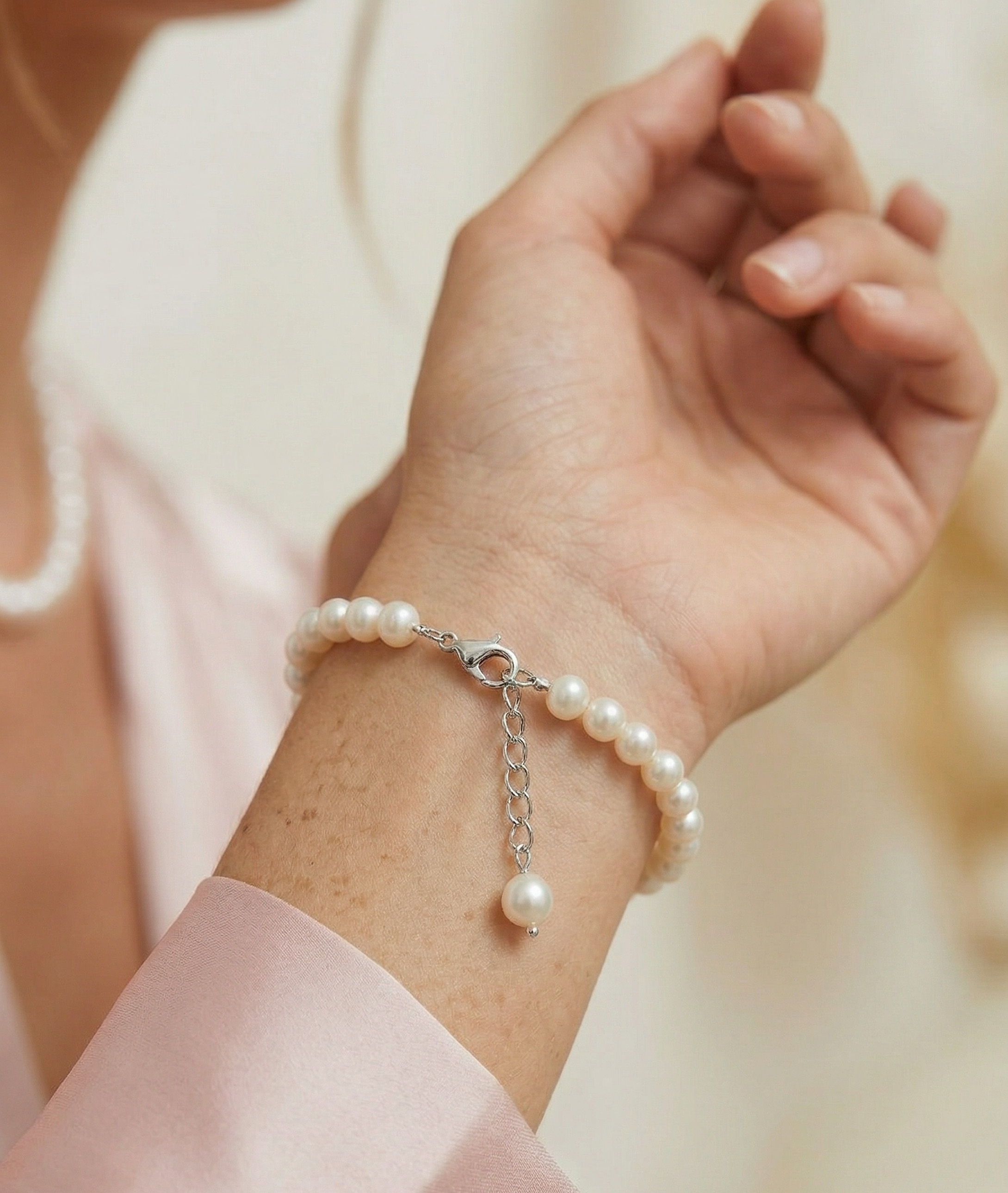 Verstellbares Armband mit weißen Süßwasserperlen (7,5–8,5 mm) – Zweites Bild