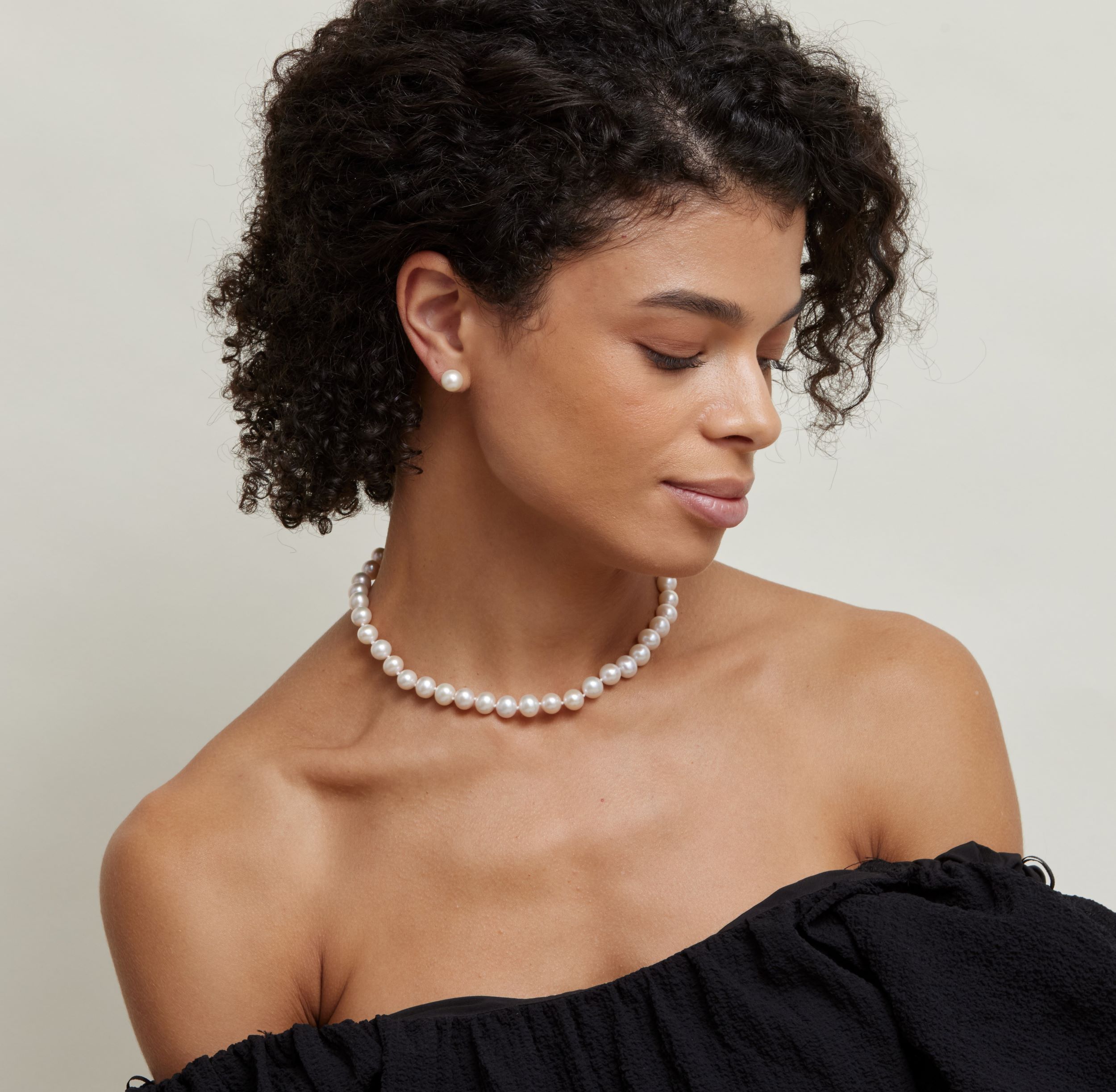 9 mm weiße Süßwasser-Rundperlen-Ohrstecker – Zweites Bild