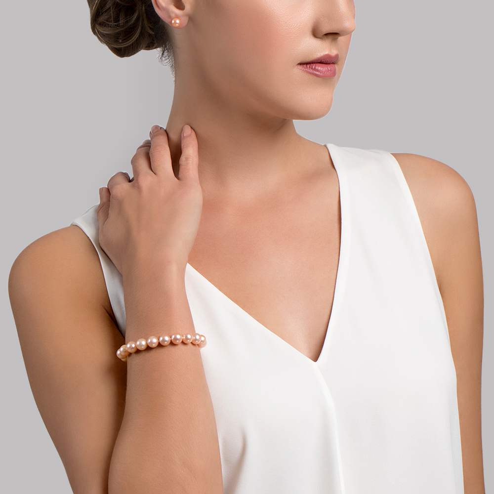 Armband aus 8,5–9,5 mm großen pfirsichfarbenen Süßwasserperlen – AAA-Qualität – Modellbild