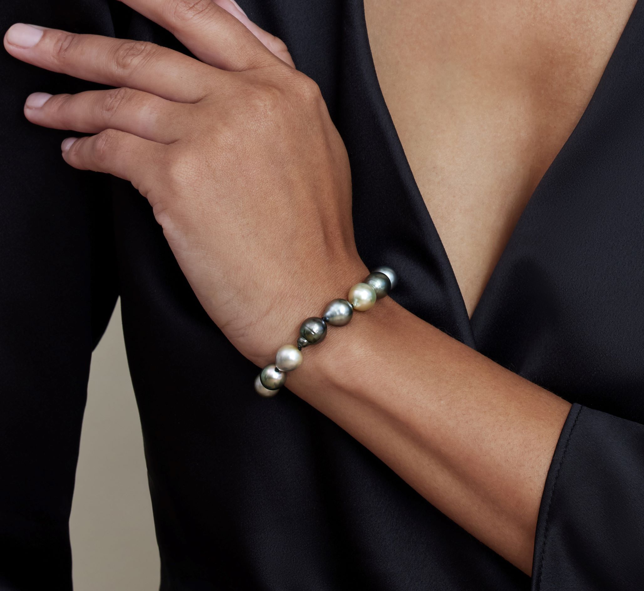 8-9mm Tahitian South Sea Multicolor Drop - Shape Pearl Bracelet - AAAA Quality - Model Image