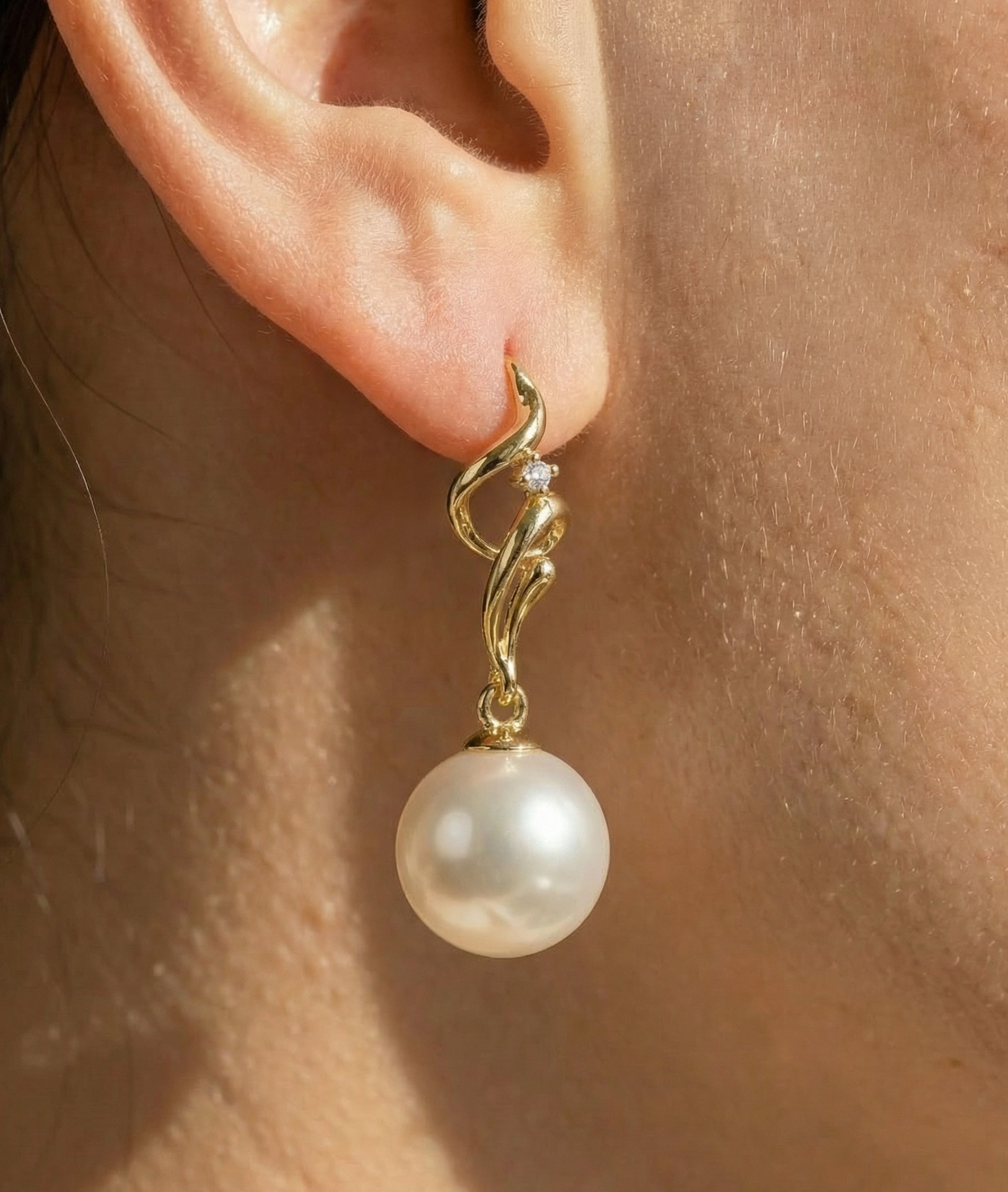 Ohrringe „Aria“ mit weißen Südseeperlen und Diamanten – Zweites Bild