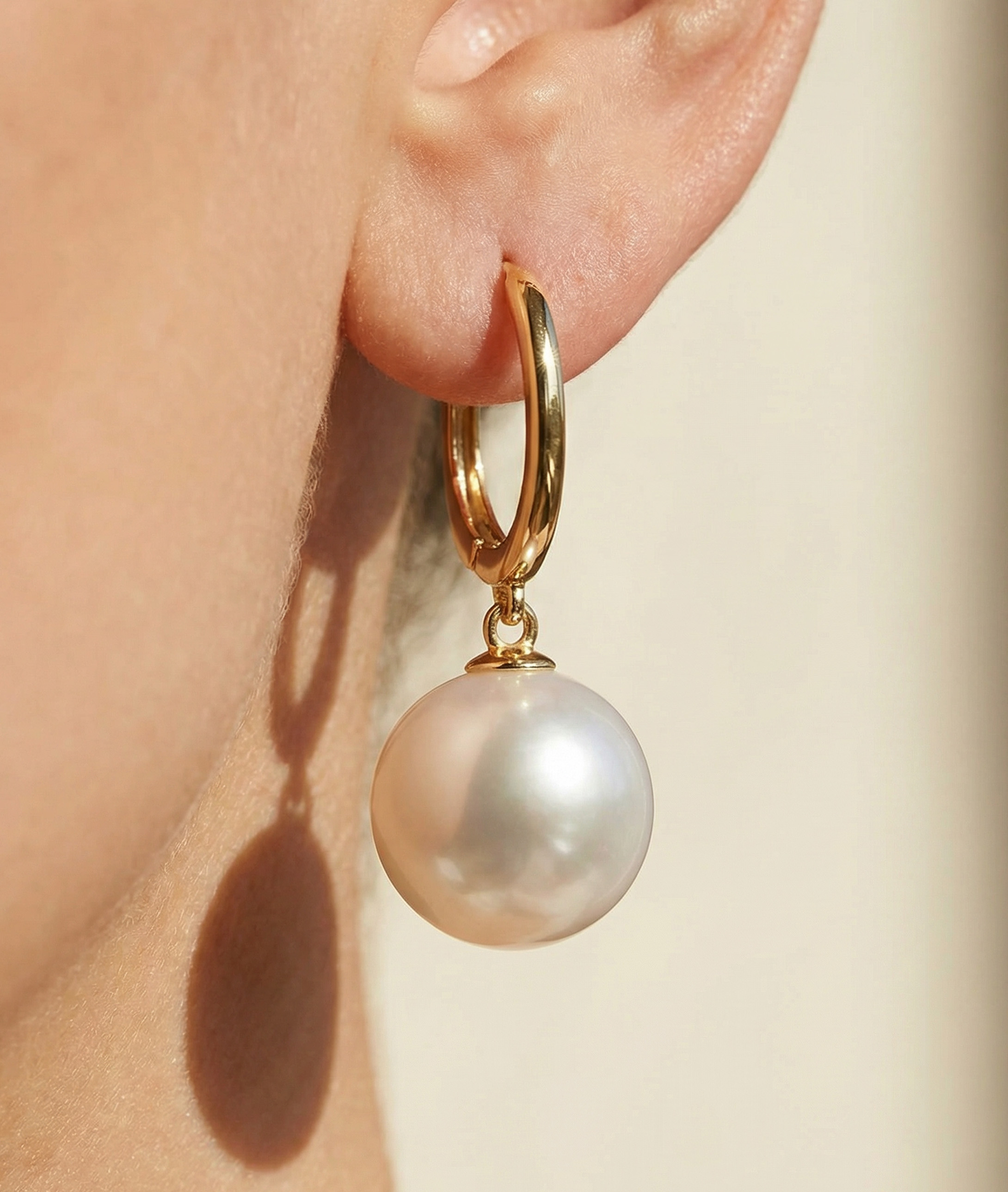 South Sea Pearl Huggie Tania Ohrringe – Zweites Bild