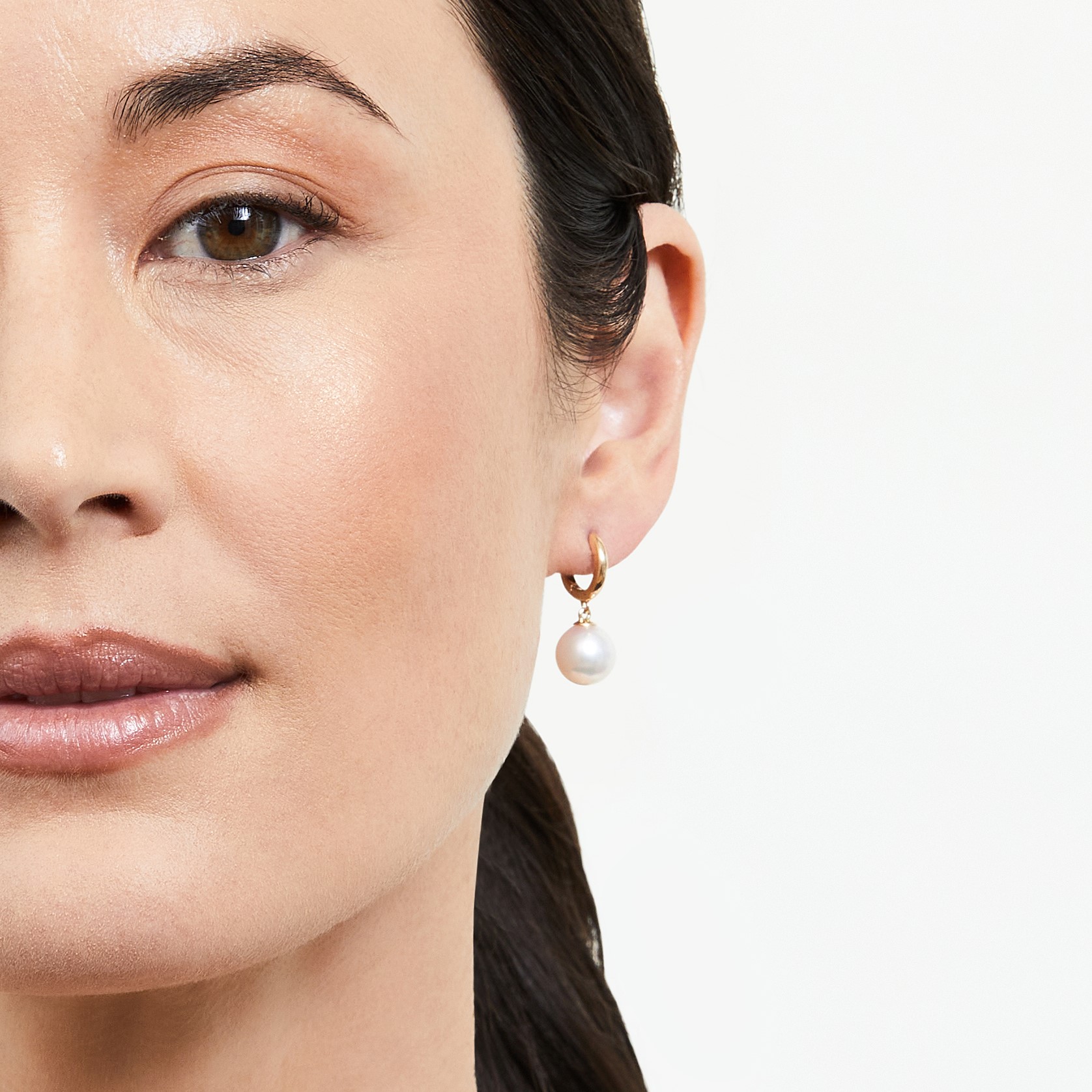 Das Model trägt Mary-Ohrringe mit 9,5–10 mm großen Perlen in AAA-Qualität