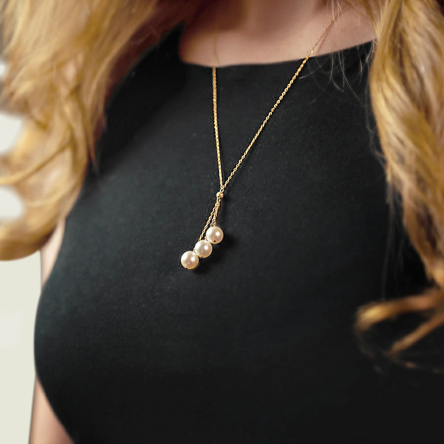 Anhänger aus 14-karätigem Gold mit japanischen Akoya-Perlen im Tincup-Cluster-Design – Modellbild