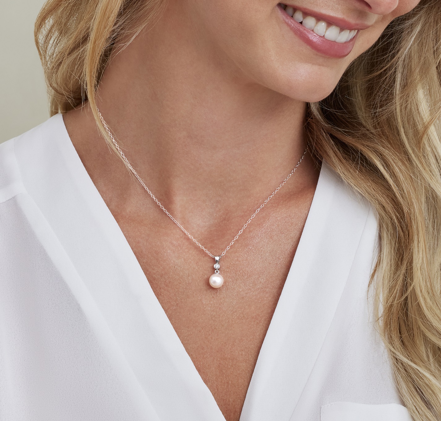 Akoya-Perlen- und Diamant-Anhänger „Michelle“ – Modellbild