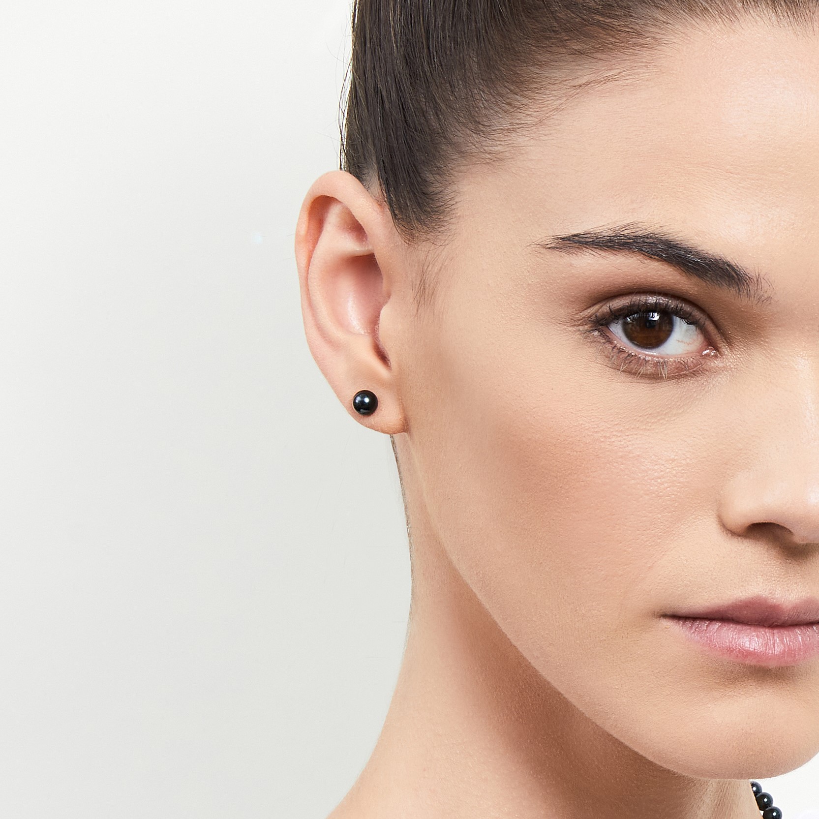 6,0–6,5 mm schwarze Akoya-Rundperlen-Ohrstecker – Modellbild