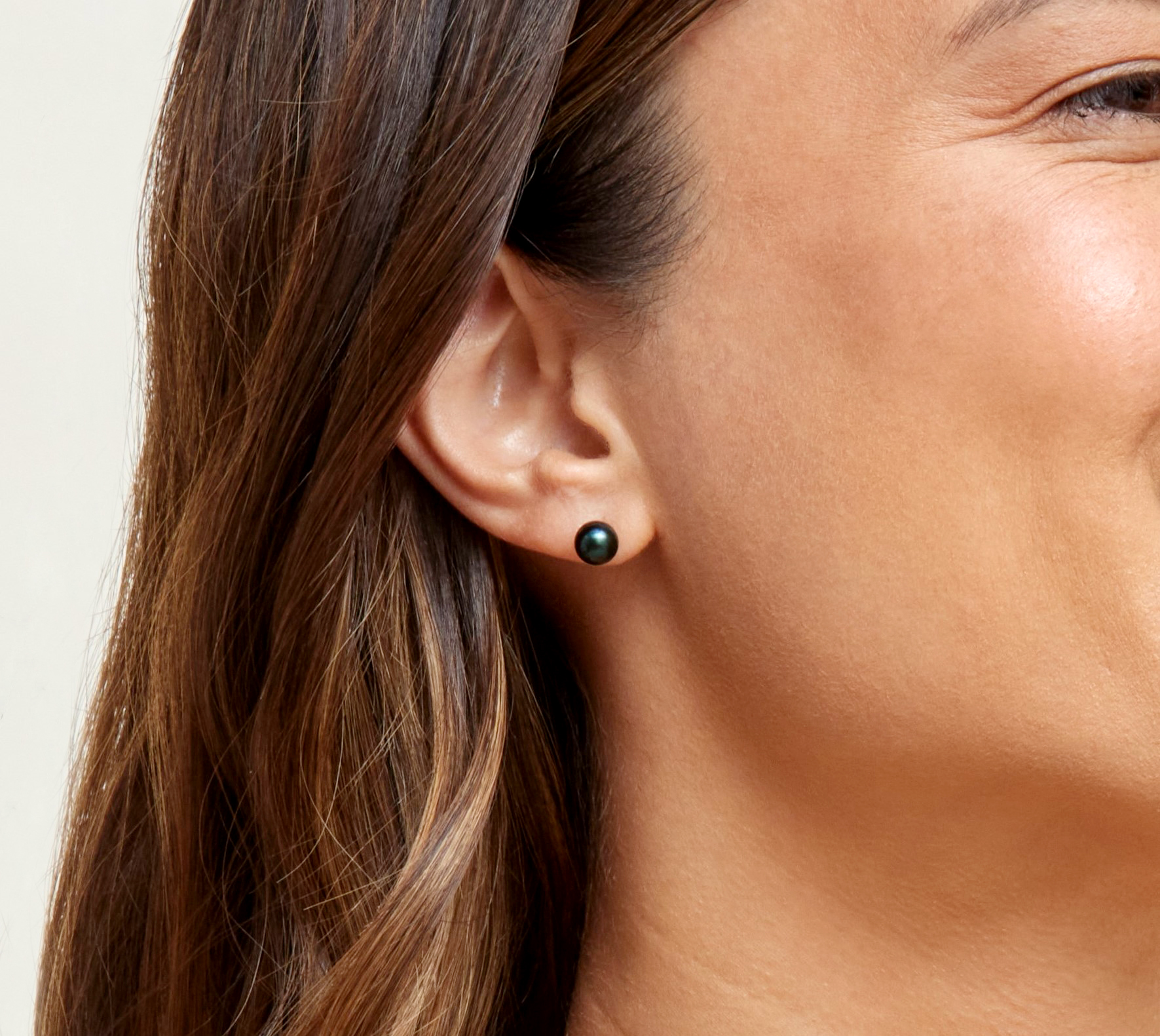 6,5–7,0 mm schwarze Akoya-Rundperlen-Ohrstecker – Modellbild