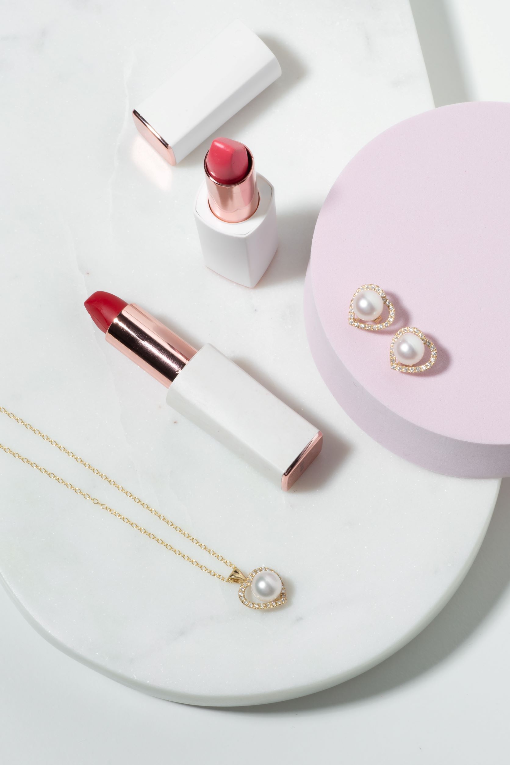 Ohrringe „Heart Amour“ mit weißer Südseeperle und Diamanten – Zweites Bild