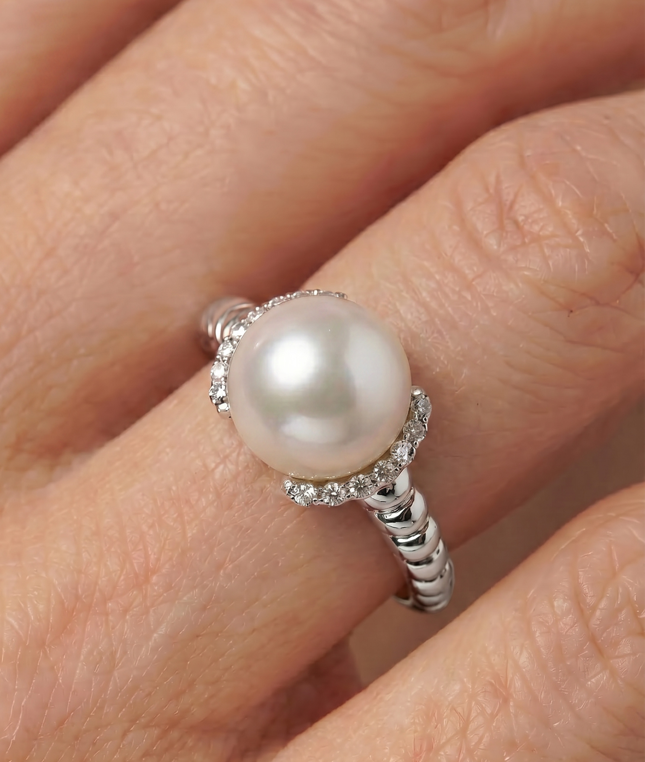 Jackie-Ring mit weißer Südseeperle und Diamanten – Zweites Bild